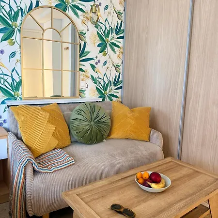 Stylish In The Heart Of -central Location & Contemporary Comfort -wi-fi, Air Conditioning