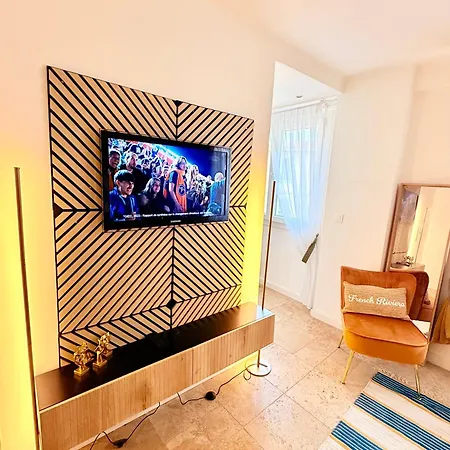 Apartamento Stylish In The Heart Of -central Location & Contemporary Comfort -wi-fi, Air Conditioning *