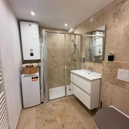 Stylish In The Heart Of -central Location & Contemporary Comfort -wi-fi, Air Conditioning